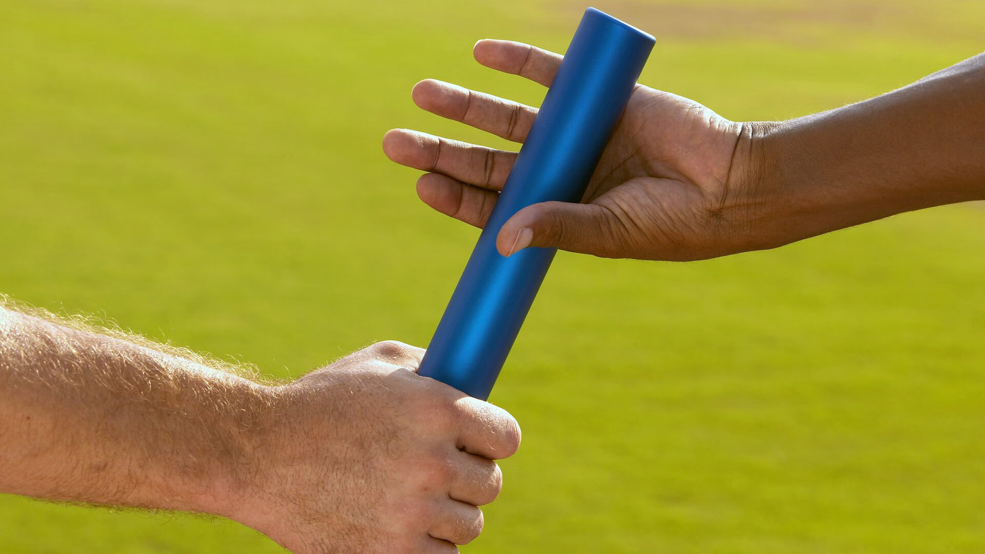 人造浪泳池水中阻力跑挑战 绑橡皮绳原地奔跑记录时间